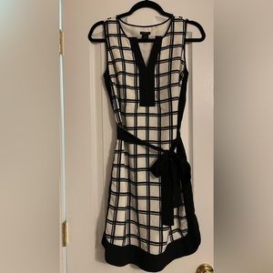 Ann Taylor Size Small Split Neck Shift Dress Sleeveless Shirttail Hem